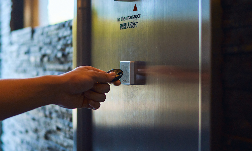 不審者は入れない。ICキーとオートロック