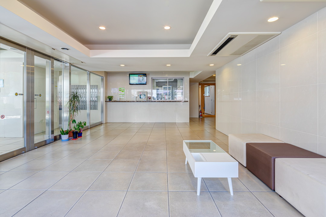 シンプルなバスルームの内部