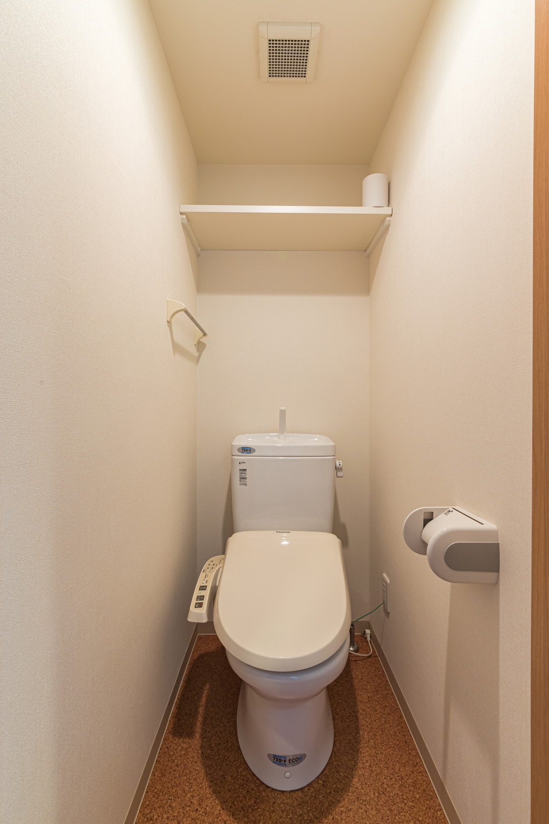 空のクローゼットの内部