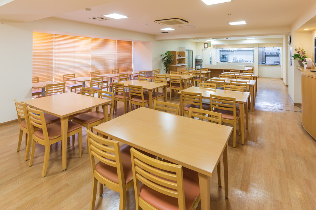 明るいロビーの静かな空間