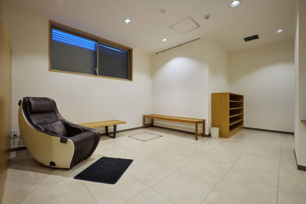 大浴場にはマッサージチェアも完備する